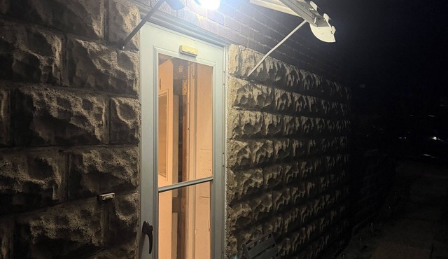 Cozy 1-bedroom apartment in Trafford with AC close to Pittsburgh for draft