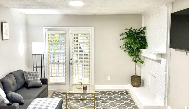 Cozy 1-bedroom apartment with WiFi, AC in vibrant Addison