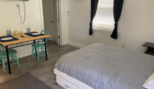 Cozy 1-bedroom apartment in terrific Bedford with AC, WiFi