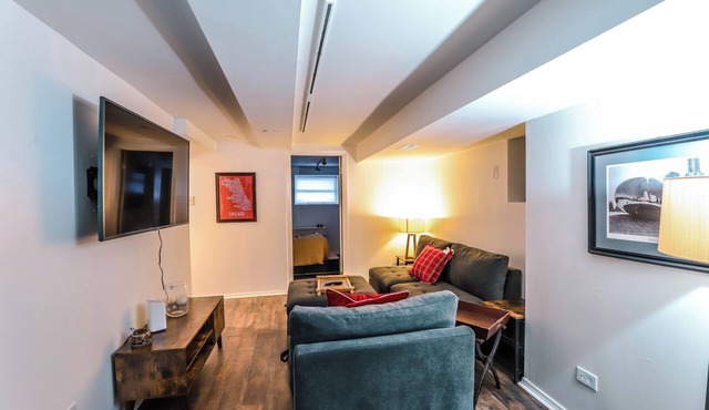 Cozy 1-bedroom apartment with WiFi, AC in gorgeous Chicago