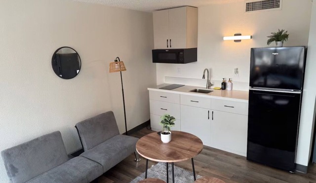 Cozy 1-bedroom apartment with AC in superb Houston location