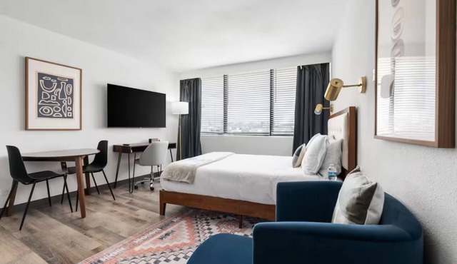 Cozy 1-bedroom apartment in fantastic Houston with AC and gym access