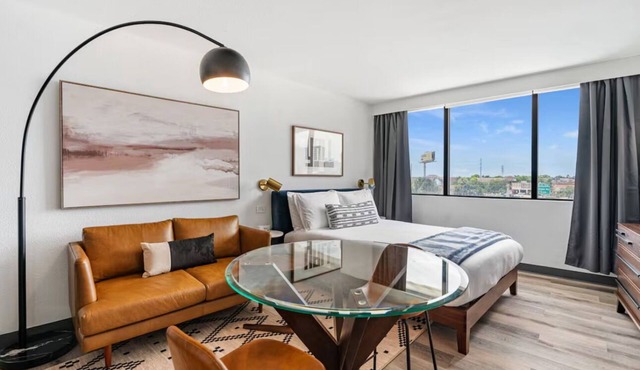 Cozy 1-bedroom apartment in serene Houston with AC and gym access