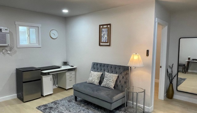 Cozy 1-bedroom apartment suite with full kitchenette