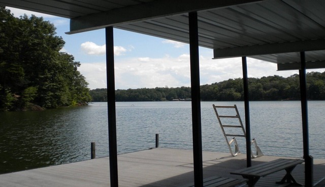 COZY 1 BEDROOM APARTMENT ON LAKE HARTWELL WITH DOCK/300 YARDS TO TUGALOO ST PARK