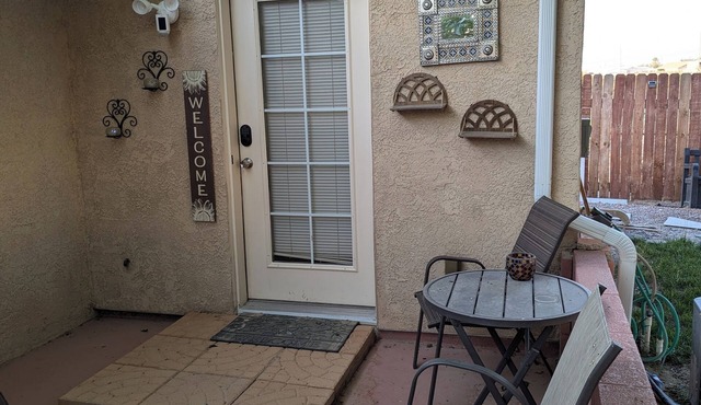 Cozy 1-bedroom apartment, WiFi, AC, Views! Wildlife! In charming Pahrump