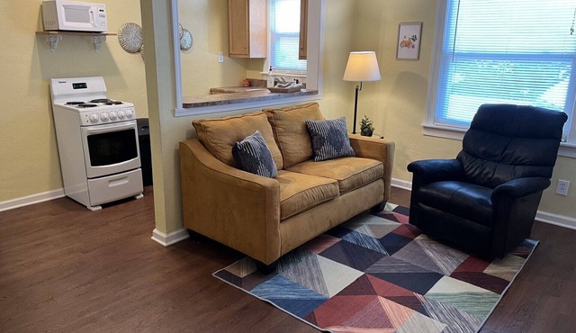 Cozy 1-bedroom apartment in safe area near downtown Seymour with AC, WiFi