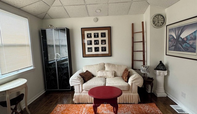 Cozy 1-bedroom apartment with WiFi, minutes from lovely Whiting downtown