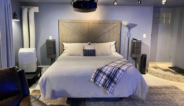 Cozy 1-bedroom apartment in delightful Orem with WiFi, AC and theater.