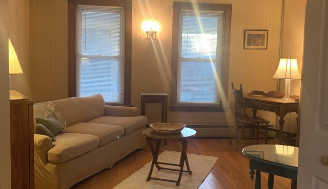 Cozy 1-bedroom apartment in old farm house in historic South Lee
