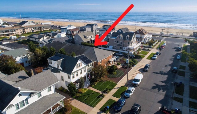 Cozy 1 bedroom apartment, just 2 houses from beach