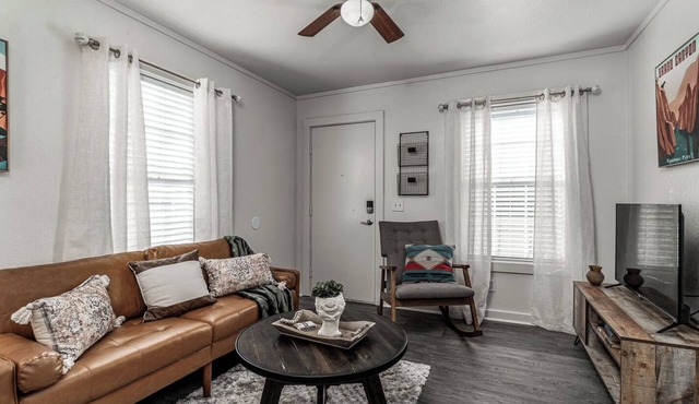 Cozy 1-bedroom apartment equipped with Wifi, a block away from Main st. Borger