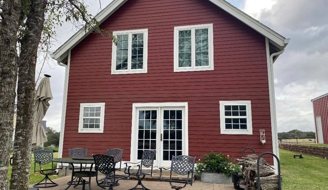 Cozy 1-bedroom apartment in charming Burton 9 minutes from ROUND TOP!