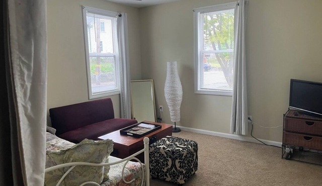 Cozy 1-bedroom apartment in Dedham, a hop skip away from Boston