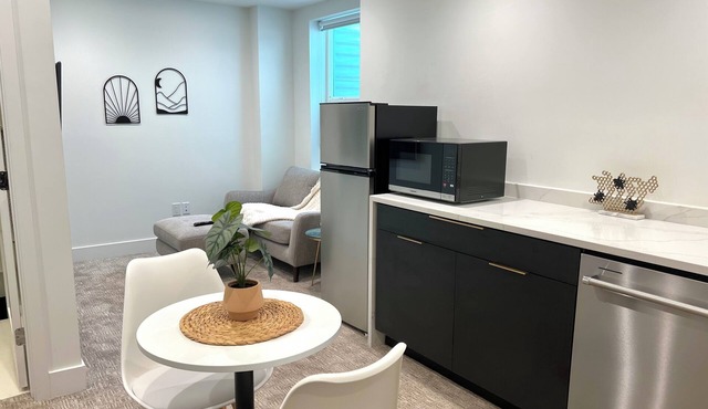 Cozy 1-bedroom apartment in fantastic Denver with WiFi, AC, Laundry and more!