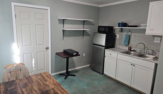 Cozy 1-bedroom apartment great for long term or short term visits