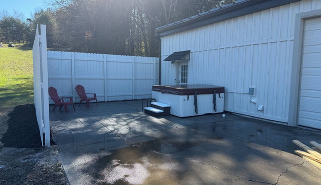 Cozy 1-bedroom apartment in lovely Loudon with hot tub