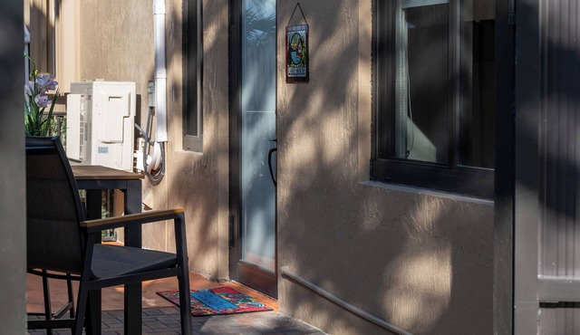 Cozy 1-bedroom apartment in charming west Kendall with AC, pool and lake