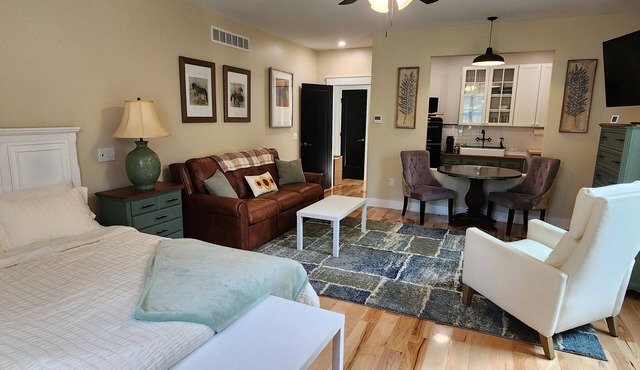 Cozy 1-bedroom apartment with WiFi, AC in enjoyable Newark