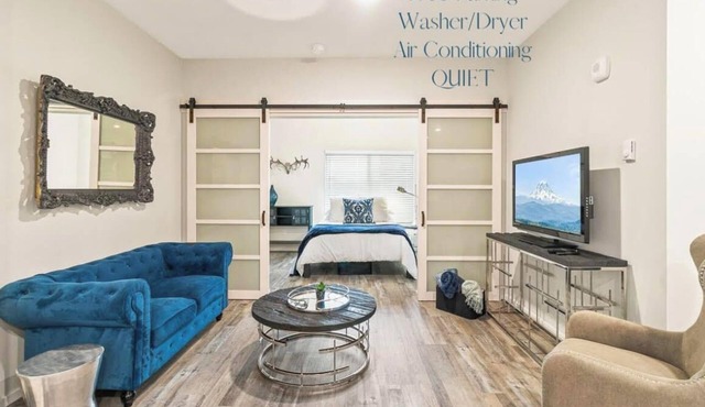 Cozy 1-bedroom apartment Top Floor Tacoma with AC