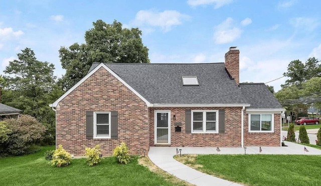 Cozy 1-bedroom apartment with king size bed.