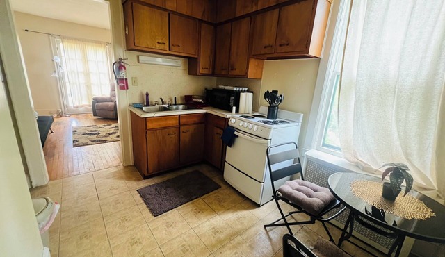 Cozy 1-bedroom apartment with AC and WiFi in pleasant Utica