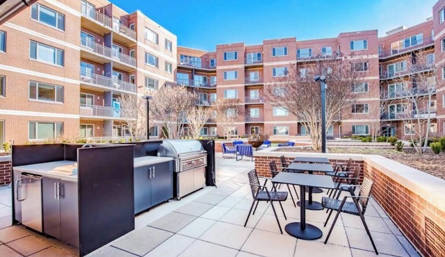 Cozy 1-bedroom apartment . Walking distance to restaurants and shops