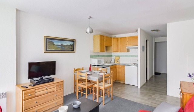 Cozy 1-Bedroom Apt for 5 with Balcony, Parking & Ski Access