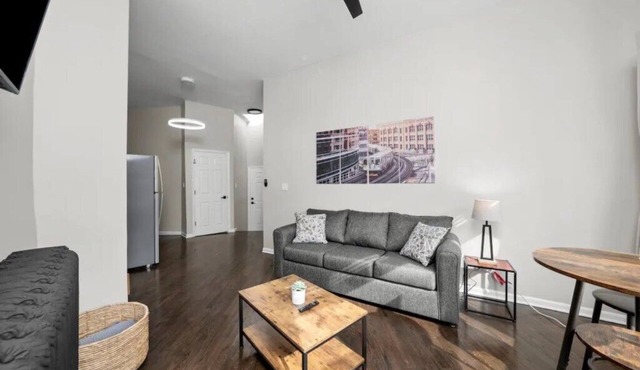 Cozy 1 Bedroom Apt near Logan Sq Chicago