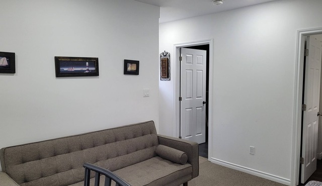 Cozy 1 Bedroom apt - Upper Unit