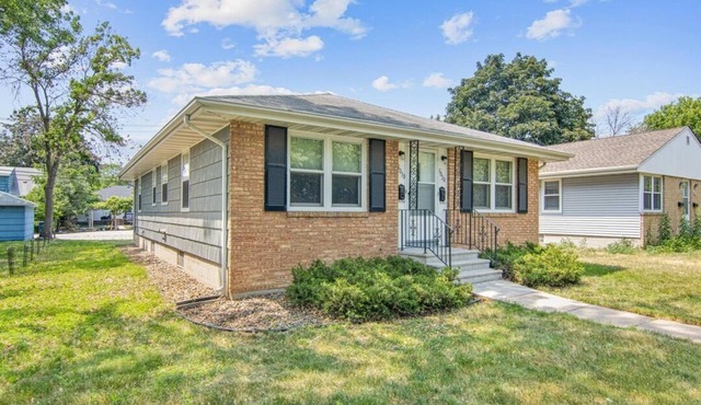 Cozy 1-bedroom APT in a Duplex home- Close to DT Minneapolis, MOA & Airport.