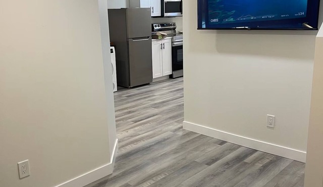 Cozy 1 bedroom Basement suite (Private Entrance)