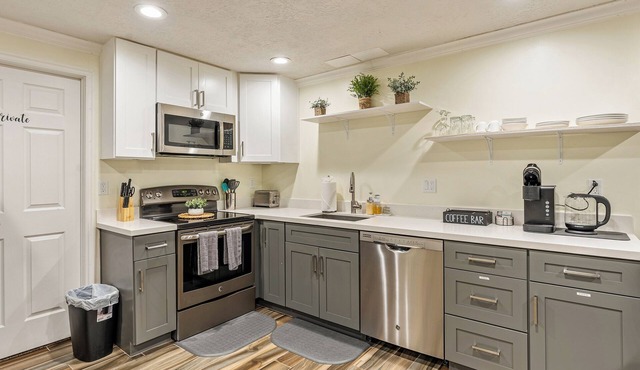 Cozy 1-Bedroom Basement Apartment, Free Parking, Kitchen, Washer/Dryer in Unit