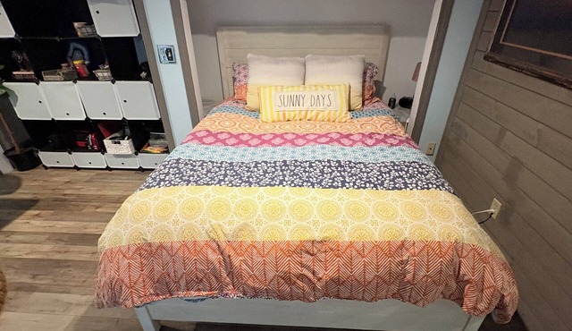 Cozy 1-bedroom bed & breakfast with fireplace and AC, located in Portsmouth, RI