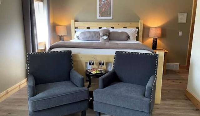 Cozy 1-bedroom bed & breakfast in tranquil Naples. Hot tub & cozy fireplace