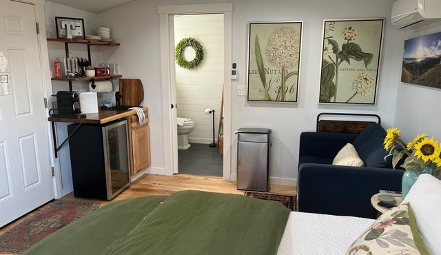 Cozy 1-bedroom British Suite in cool Boise with 18" Cast Iron Soaking tub