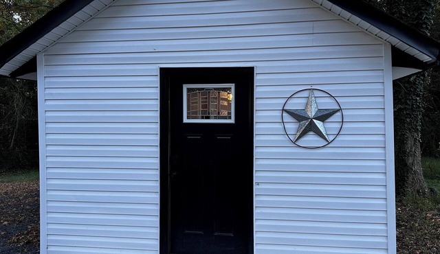 Cozy 1-bedroom building "out back" in downtown Asheboro, NC. Great location.