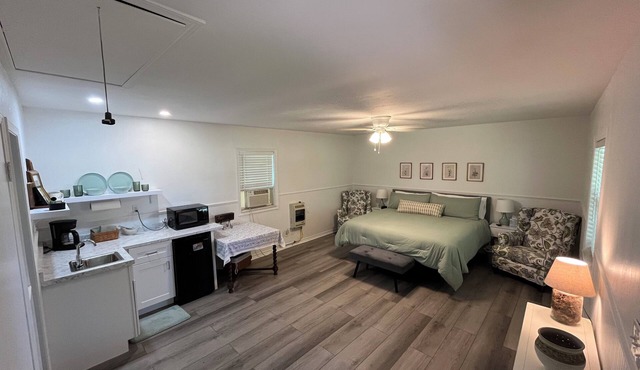Cozy 1 bedroom bungalow on acreage in Midwest City close to Tinker AFB.