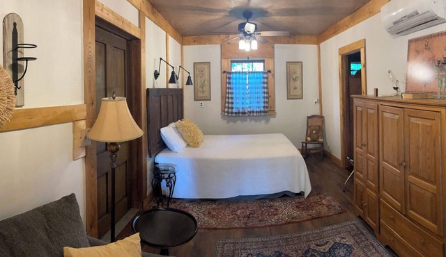 Cozy 1-bedroom bungalow in quaint Darlington with AC