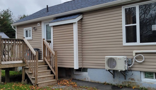 Cozy 1-bedroom bungalow in soothing Dartmouth with AC