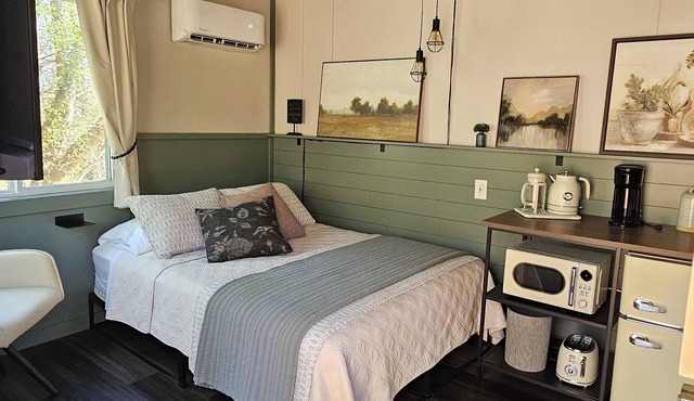 Cozy 1-bedroom bungalow close to town in Morganton, NC