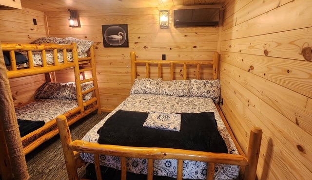 Cozy 1-bedroom bunk style apartment Game Rm/Gym/Stream in historic McDowell!