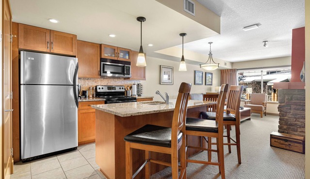 Cozy 1-bedroom condo in Dead Man's Flats with outdoor hot tub and pet friendly