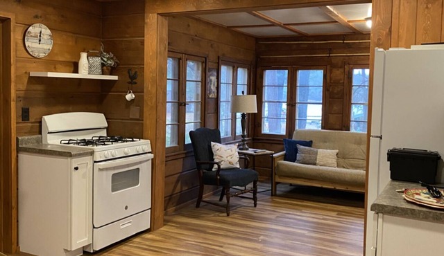 Cozy 1-bedroom cabin on Wisconsin River Chain -n200' from the Beach Bar & Grill