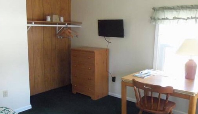 Cozy 1 bedroom Cabin #116 with AC and WiFi