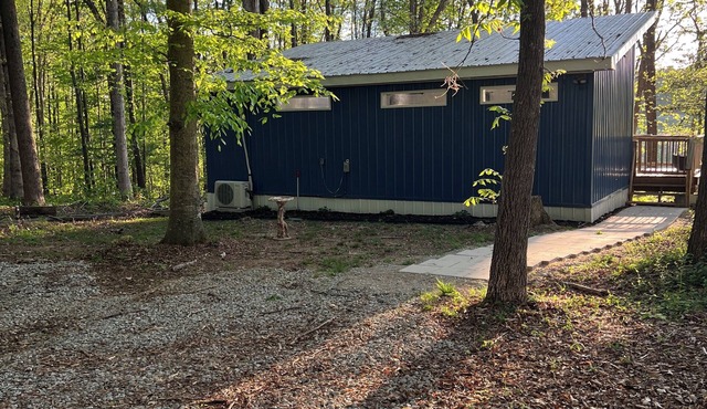 Cozy 1-bedroom cabin in fantastic Monroe with refreshing AC at Dale Hollow Lake