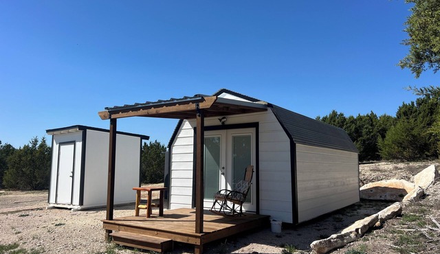 Cozy 1-bedroom cabin in enchanting Burnet with AC comfort