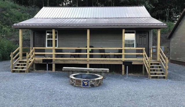 Cozy 1-bedroom cabin located at Gold & Blue cabins in Bluewell