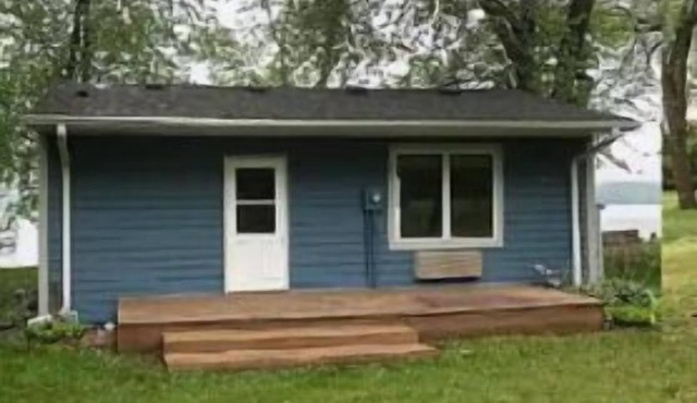 Cozy 1 bedroom cabin steps from the lake- Firepit and beautiful sunrises!