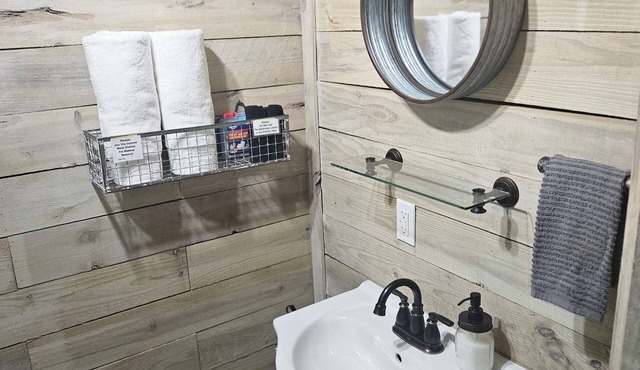 Cozy 1-bedroom cabin The Hornets Nest in gorgeous Omaha AR. with Hot Tub